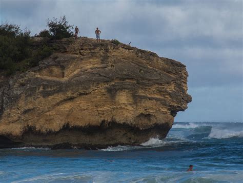 shipwrecks rock in hawaii